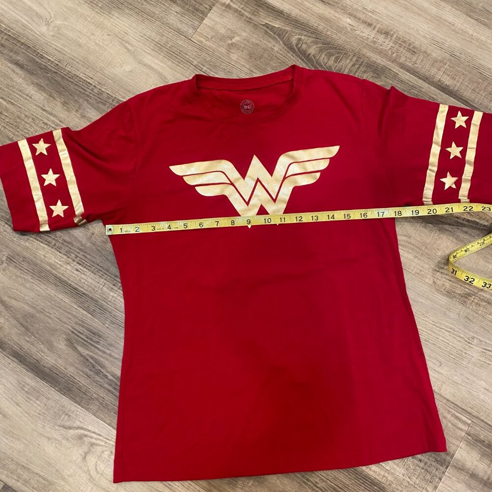 Wonder Woman Gold Foil Striped Sleeves Red Juniors T-Shirt Tee Size XXXL - Picture 5 of 5